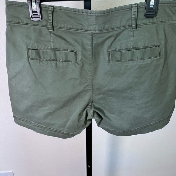 GAP Sage Green Shorts Size 6 5” length - Picture 2 of 4